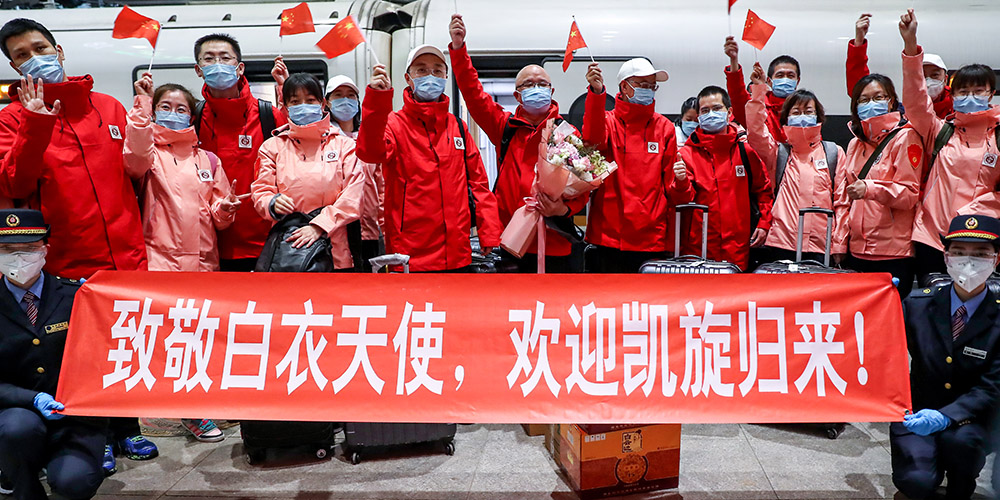 Membros da equipe médica nacional voltam a Beijing após concluírem sua missão em Hubei