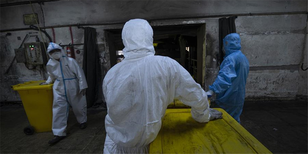 Fotos: trabalhador responsável por manuseio e incineração de resíduos médicos em Wuhan