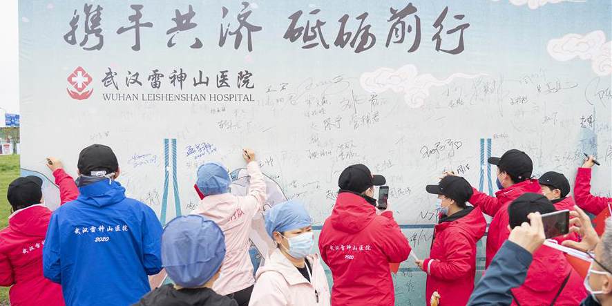 Profissionais médicos participam da cerimônia de despedida no Hospital Leishenshan em Wuhan