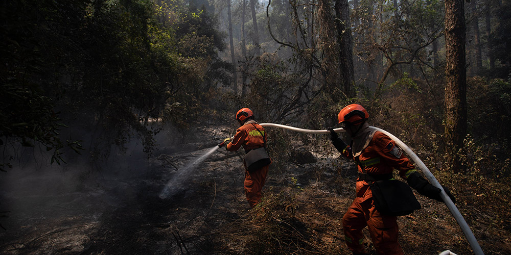 Bombeiros continuam combate a incêndio florestal no sudoeste da China