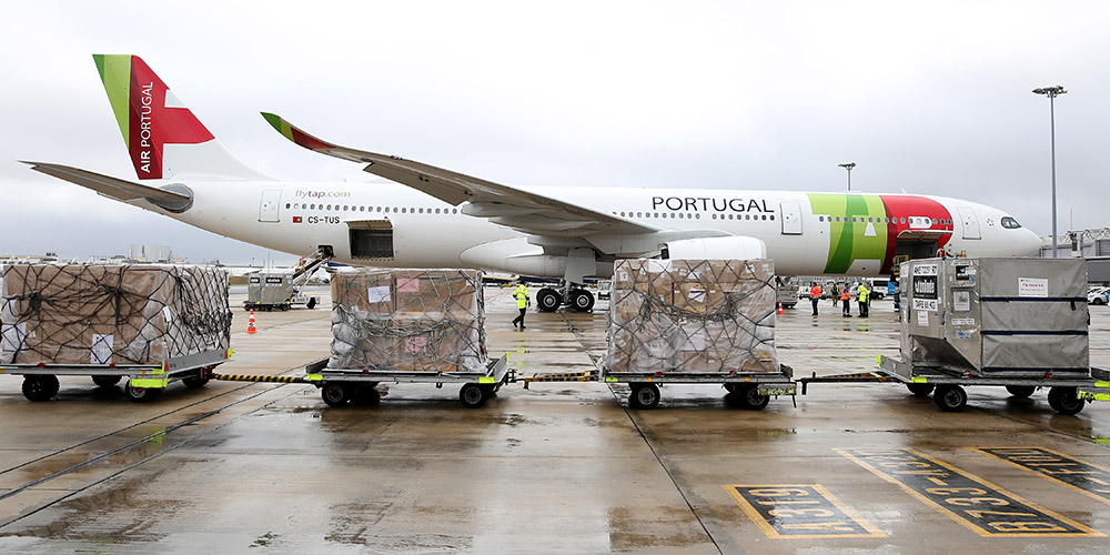 Avião com material médico doado pela China chega a Portugal