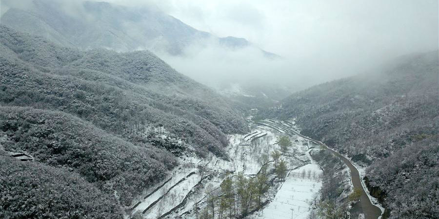 Cenário de neve da montanha Taihang no norte da China