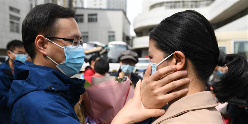 Após quarentena, profissionais médicos de Anhui que voltaram de Wuhan reúnem-se com familiares