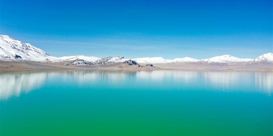 Cenário do lago Tangqung Co em Nagqu, Tibet, sudoeste da China