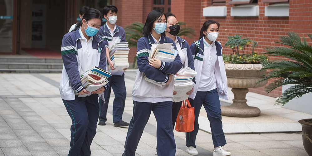 Alunos de 121 escolas do ensino médio de Wuhan voltam às aulas
