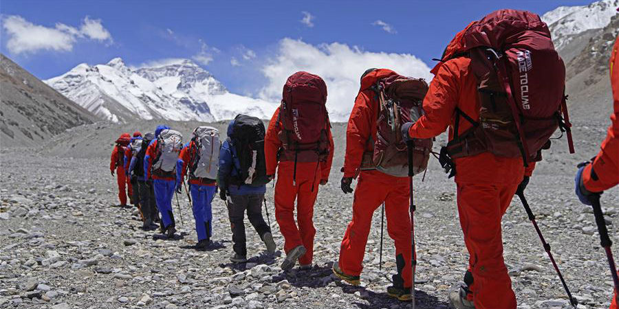 Topógrafos chineses partem para remedir a altura do Monte Qomolangma