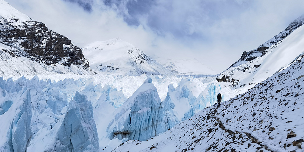Vista do glaciar Rongbuk Oriental na encosta norte do Monte Qomolangma