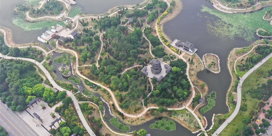 Vista do parque Yingzhou na cidade de Hejian, norte da China