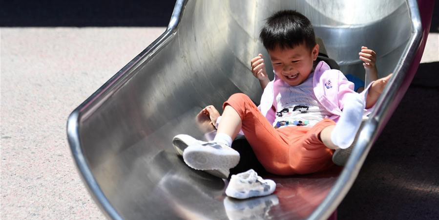 Crianças desfrutam de momentos de lazer em Beijing