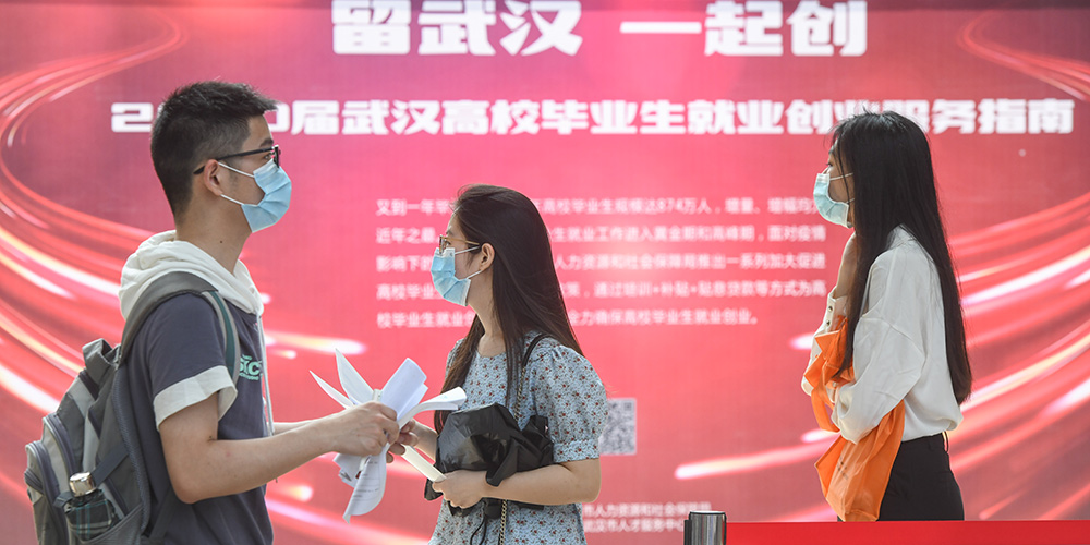 Wuhan realiza feira de emprego presencial para graduados universitários pela primeira vez desde surto de vírus