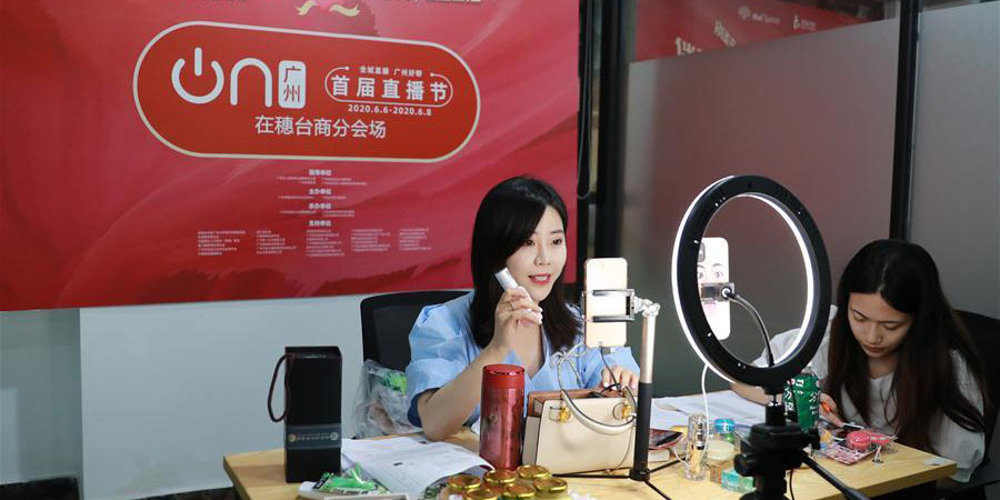 Guangzhou realiza evento de transmissão ao vivo para promover compras on-line