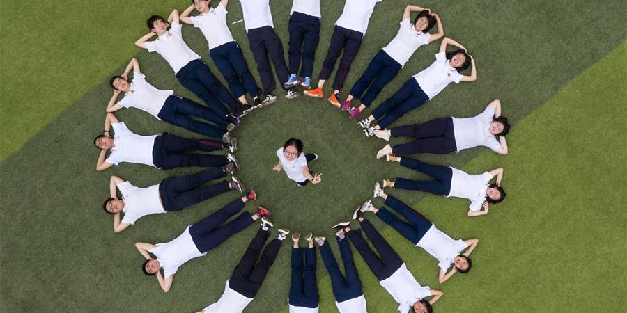 Estudantes chineses do último ano do ensino médio relaxam-se antes do vestibular