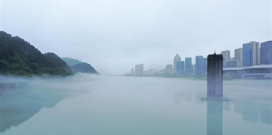 Rio Xin'anjiang coberto por névoa em Hangzhou, província de Zhejiang