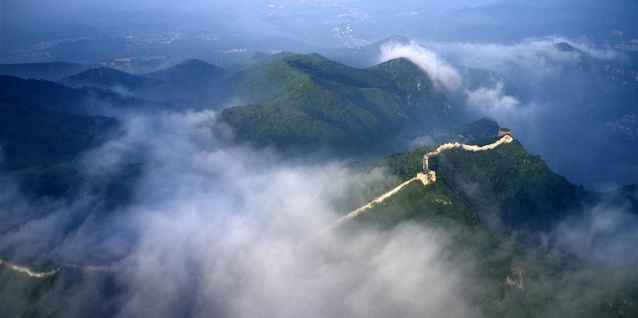 Vista aérea da seção de Lengkou da Grande Muralha em Qian'an, província de Hebei