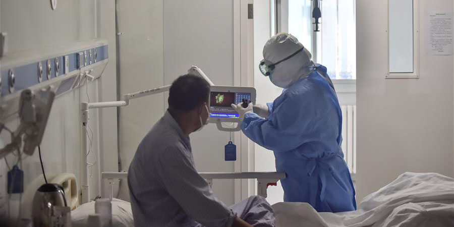 Pacientes com COVID-19 recebem tratamento médico no Hospital Ditan em Beijing