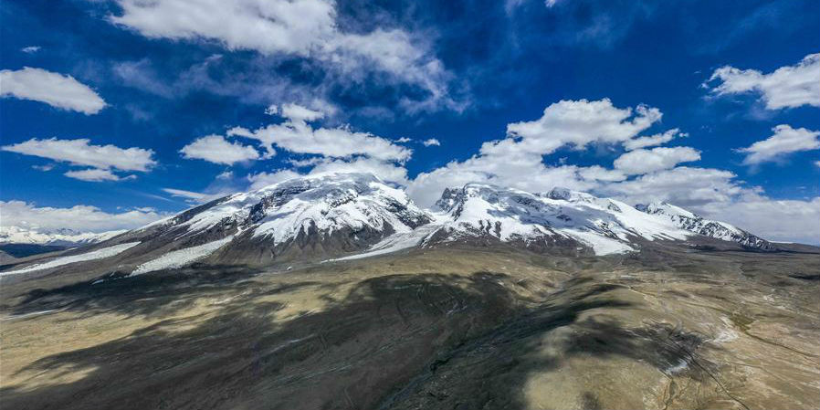 Paisagem do monte Muztagata no planalto de Pamir, Xinjiang, noroeste da China