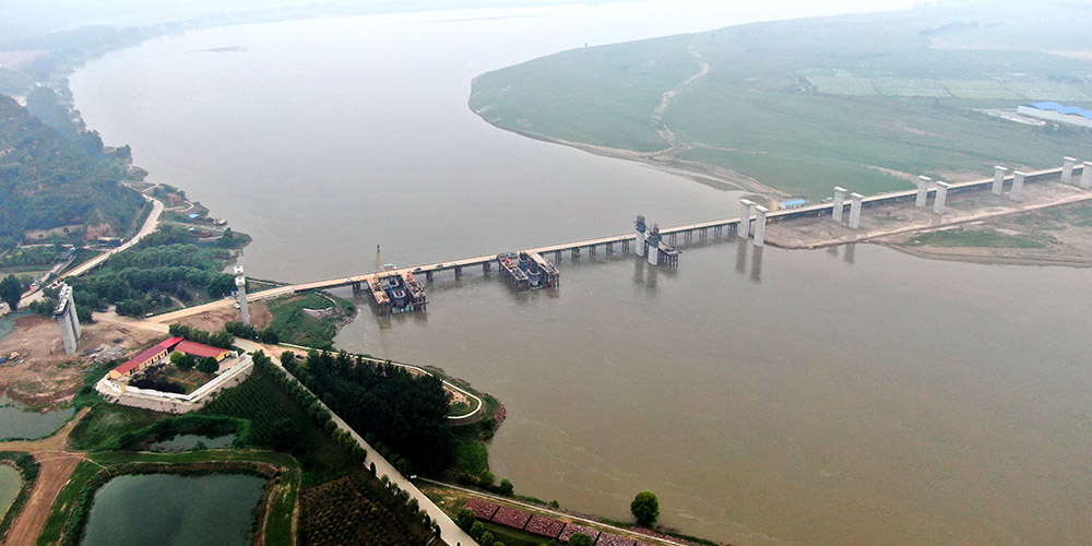 Construção de ponte sobre o rio Amarelo em Mengxian, província de Henan
