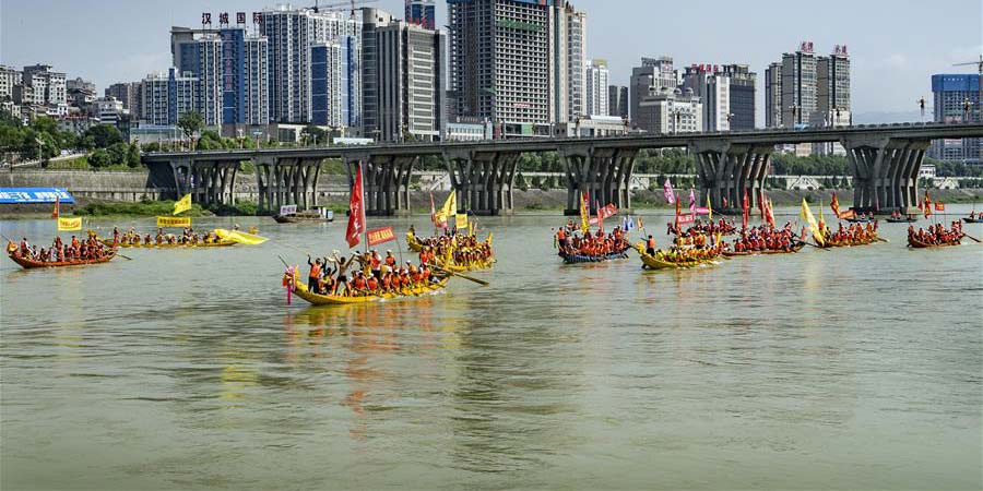 Corrida anual de barco é realizada em Ankang, província de Shaanxi, para comemorar o Festival do Braco-Dragão