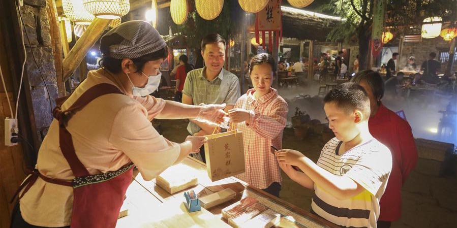 Área cênica da aldeia de Zhuquan é aberta aos turistas durante Festival do Barco-Dragão, no leste da China