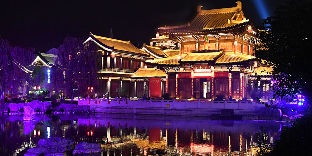 Passeios noturnos atraem visitantes e moviementa economia da cidade de Luoyang