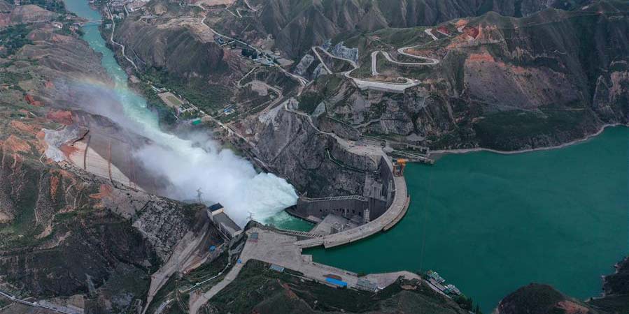 Usina Hidrelétrica de Lijiaxia abre comporta para controlar nível de água