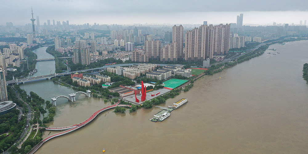 Águas do rio Yangtzé atingem nível de alerta para enchente em Nanjing