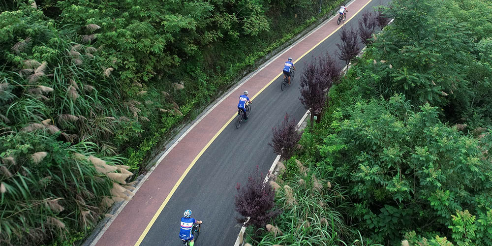 Ciclistas andam em ciclovia na aldeia de Sanliya, província de Shaanxi