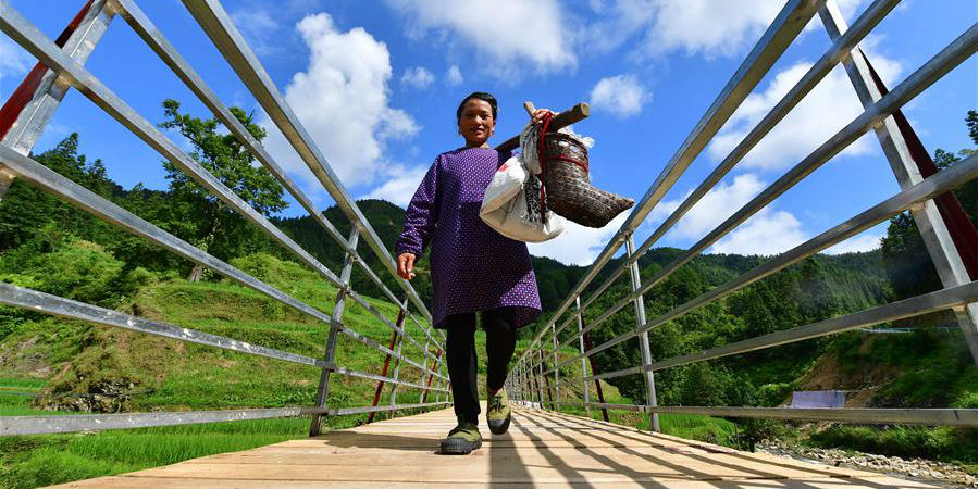 Ponte construída com doações da polícia rodoviária e empresas locais na aldeia de Wuying da etnia Miao