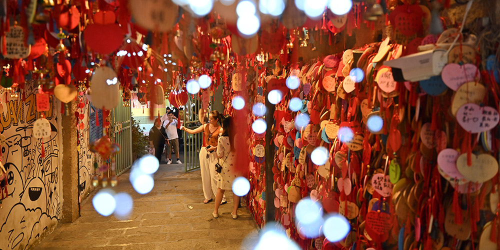 Turistas visitam o bairro de Wudianshi, atração turística famosa de Quanzhou
