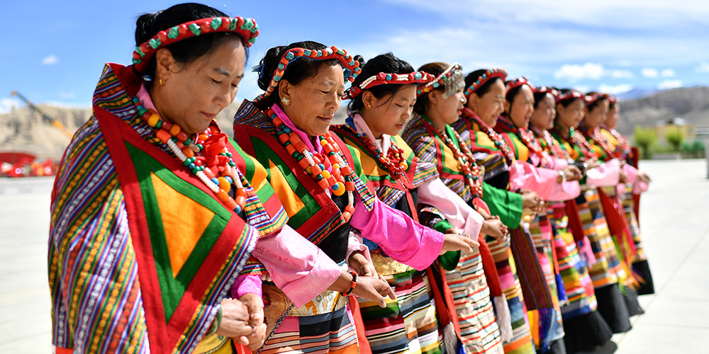 Moradores locais apresentam a dança Guge Xuan no distrito de Zanda no Tibet, sudoeste da China