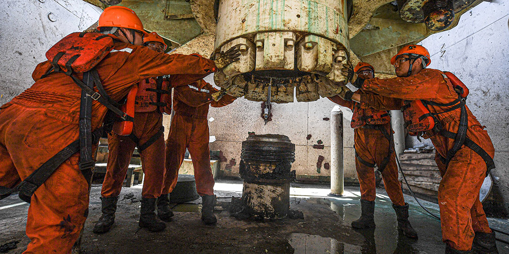 Fotos: trabalhadores na plataforma de petróleo offshore Kantan Nº 3 nas águas da região norte do Mar do Sul da China