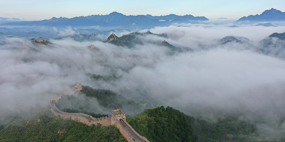 Grande Muralha de Jinshanling envolta em névoa matinal