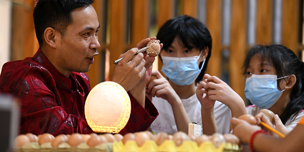Atividades de aprendizagem de artesanato tradicional enriquecem férias de verão dos estudantes em Shijiazhuang