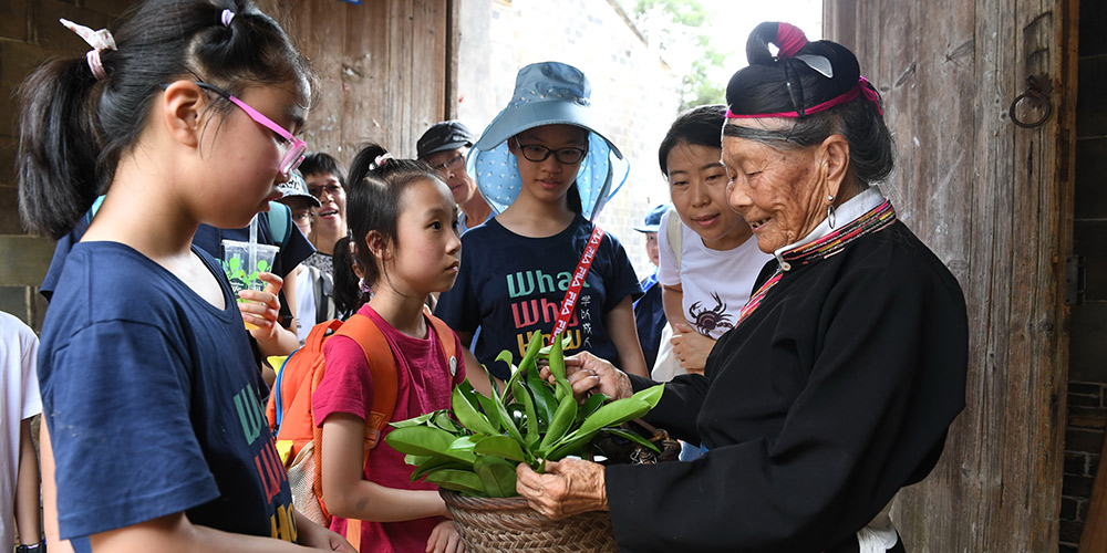 Mulher idosa da etnia She com 89 anos promove turismo em aldeia