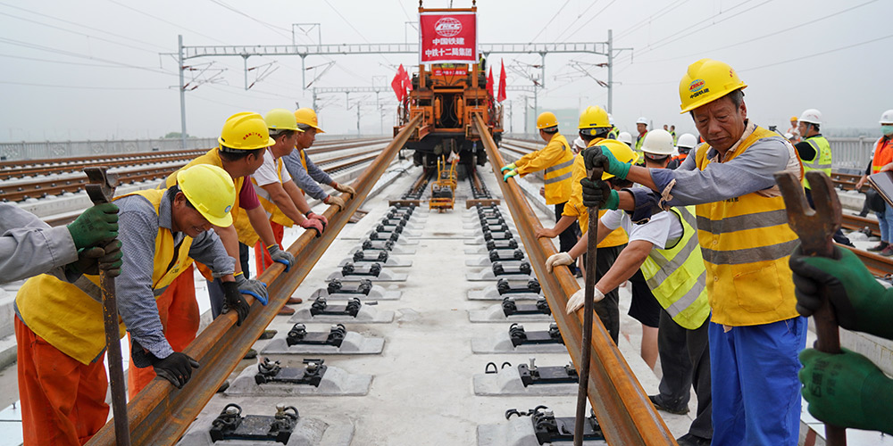 Terminam as obras de assentamento de trilhos da ferrovia interurbana Beijing-Xiongan