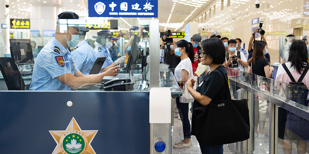 Exerc&iacute;cio simulado de servi&ccedil;os de libera&ccedil;&atilde;o de passageiros realizado no Posto Fronteiri&ccedil;o Hengqin em Zhuhai