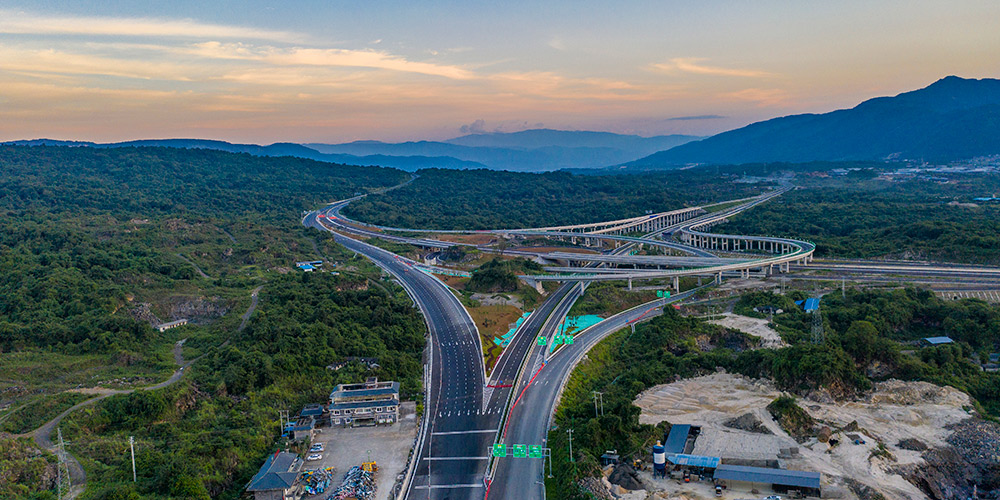 Via expressa no sudoeste da China abre ao tráfego de veículos