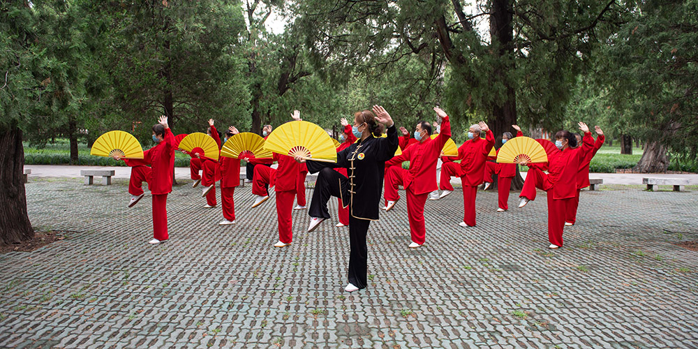 Idosos praticam ginástica aeróbica tradicional no Parque do Templo do Céu em Beijing