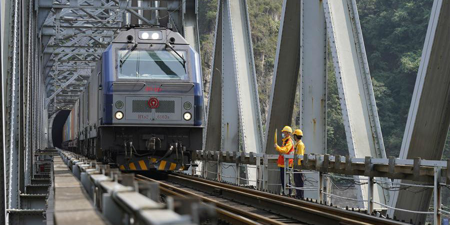 Serviços de manutenção da ponte ferroviária do rio Jialing são reforçados durante temporada de inundações