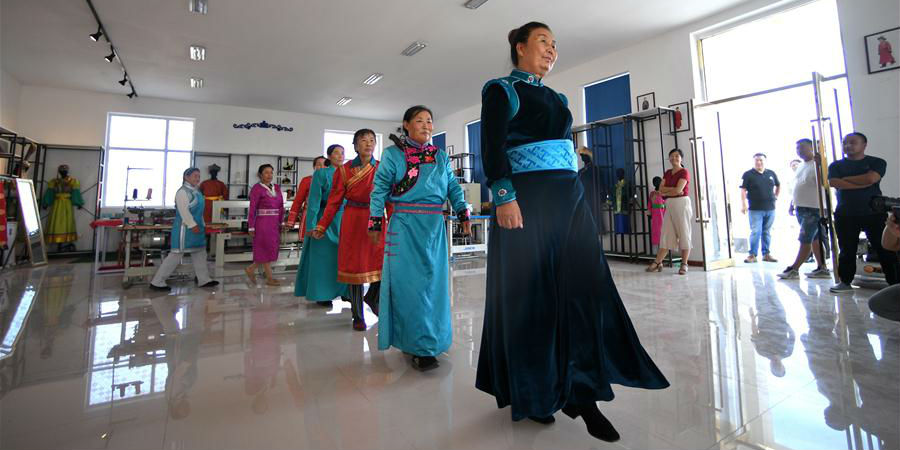 Trabalhadores fazem roupas da etnia mongol em oficina de alívio da pobreza na Mongólia Interior, norte da China