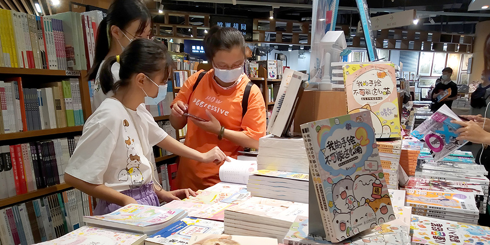 Fotos: leitores em livraria durante festival do livro em Guangzhou
