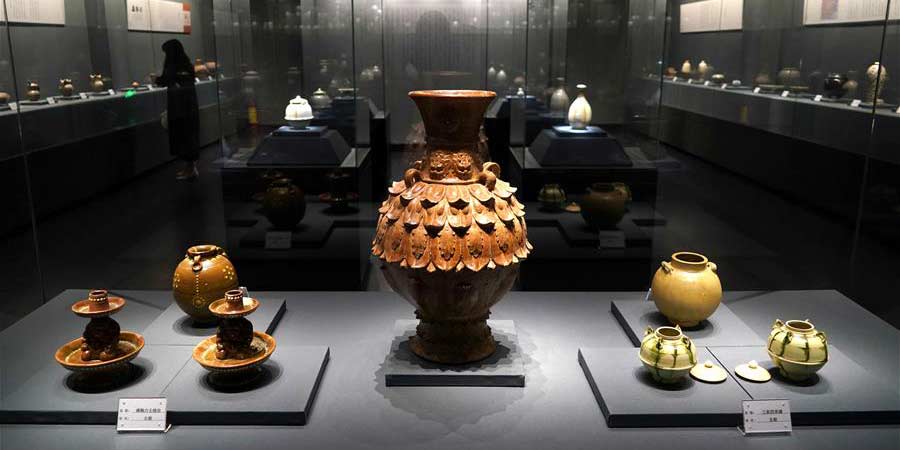 Exposição de arte cerâmica é realizada em Zhengzhou