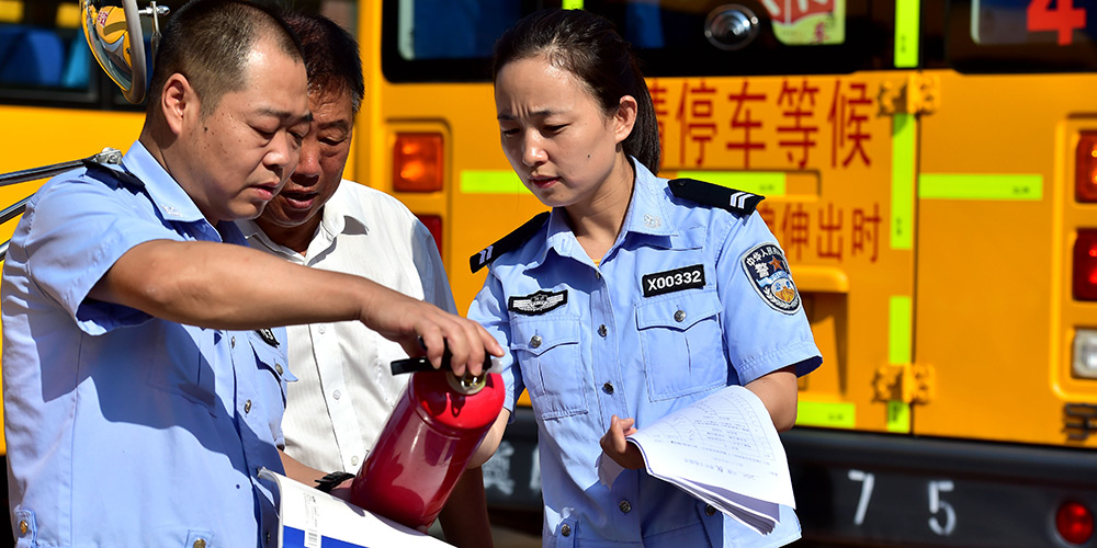 Policiais realizam verificações de segurança e desempenho de ônibus escolares em Gaocheng, província de Hebei