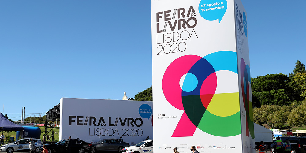 Pessoas visitam a Feira do Livro de Lisboa 2020