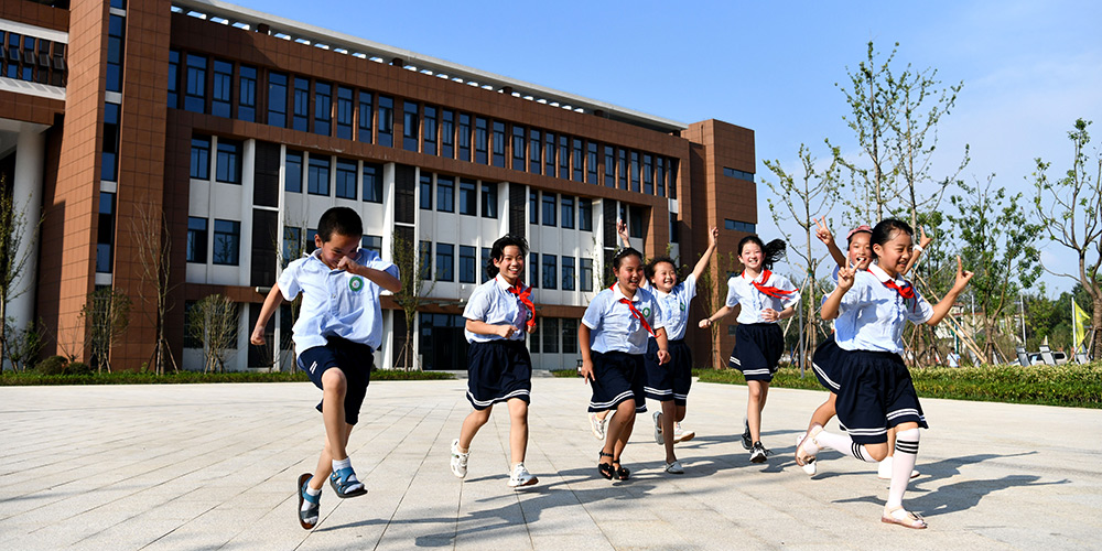 Escola em Hefei inaugura novo campus com a volta dos alunos às aulas presenciais