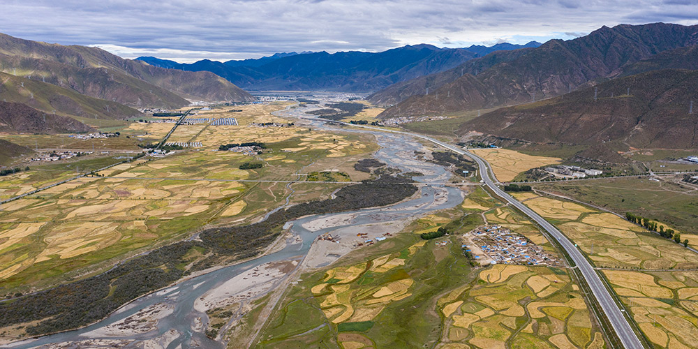 Vista de terras agrícolas no vale do rio Lhasa, no Tibet