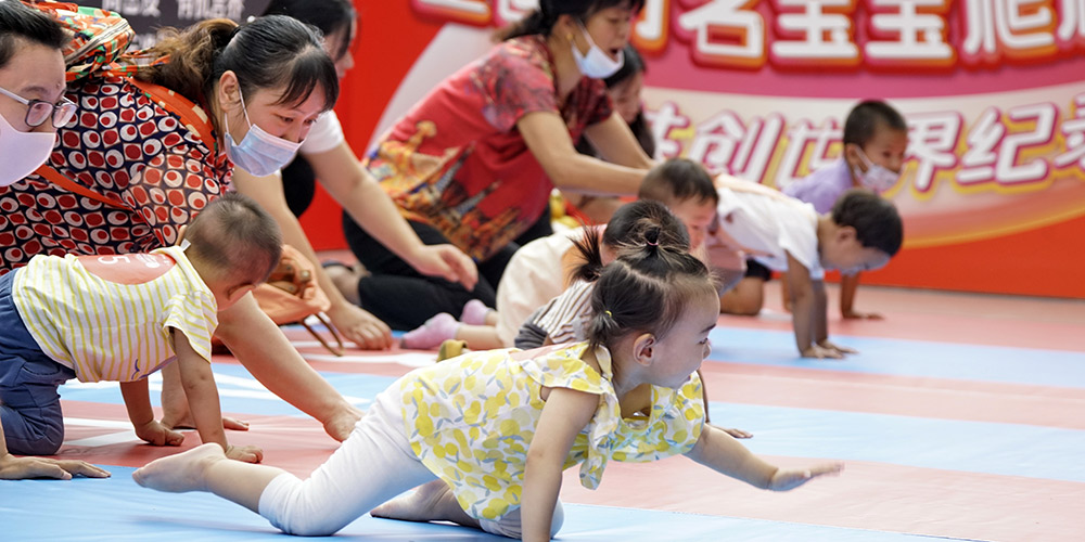Bebês disputam competição de engatinhar em Beijing