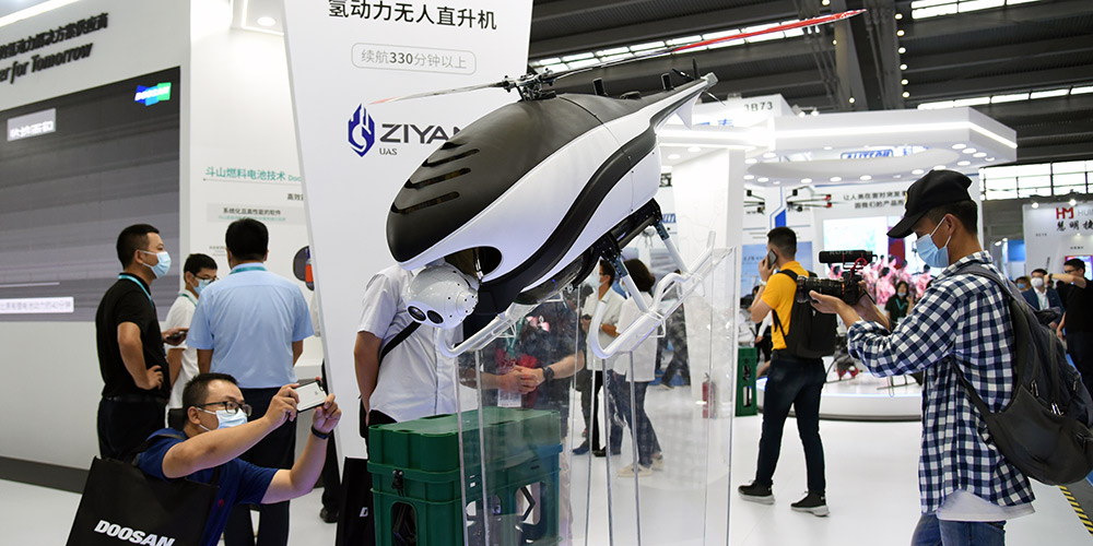 Pessoas visitam a 5ª Expo Internacional de VANT de Shenzhen