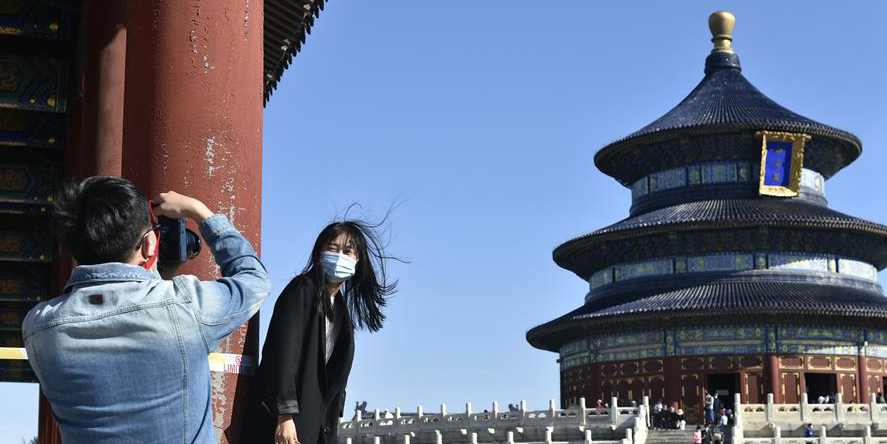 Turistas aproveitam feriado no Templo do Céu em Beijing