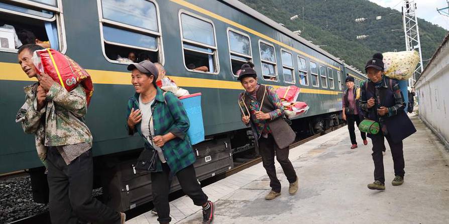 Ferrovia ajuda residentes em áreas montanhosas a saírem da pobreza
